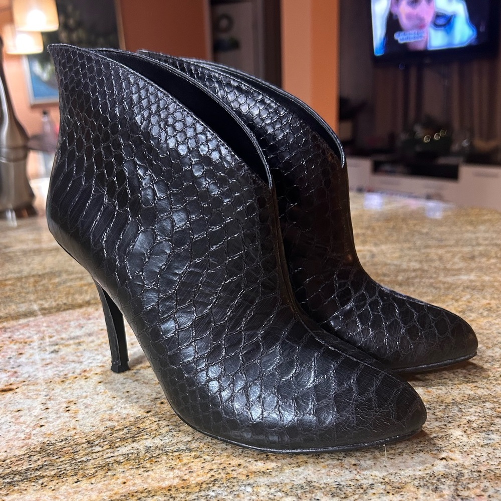 Brown Vince Comuto booties. Good condition, worn once. Size 7.5.